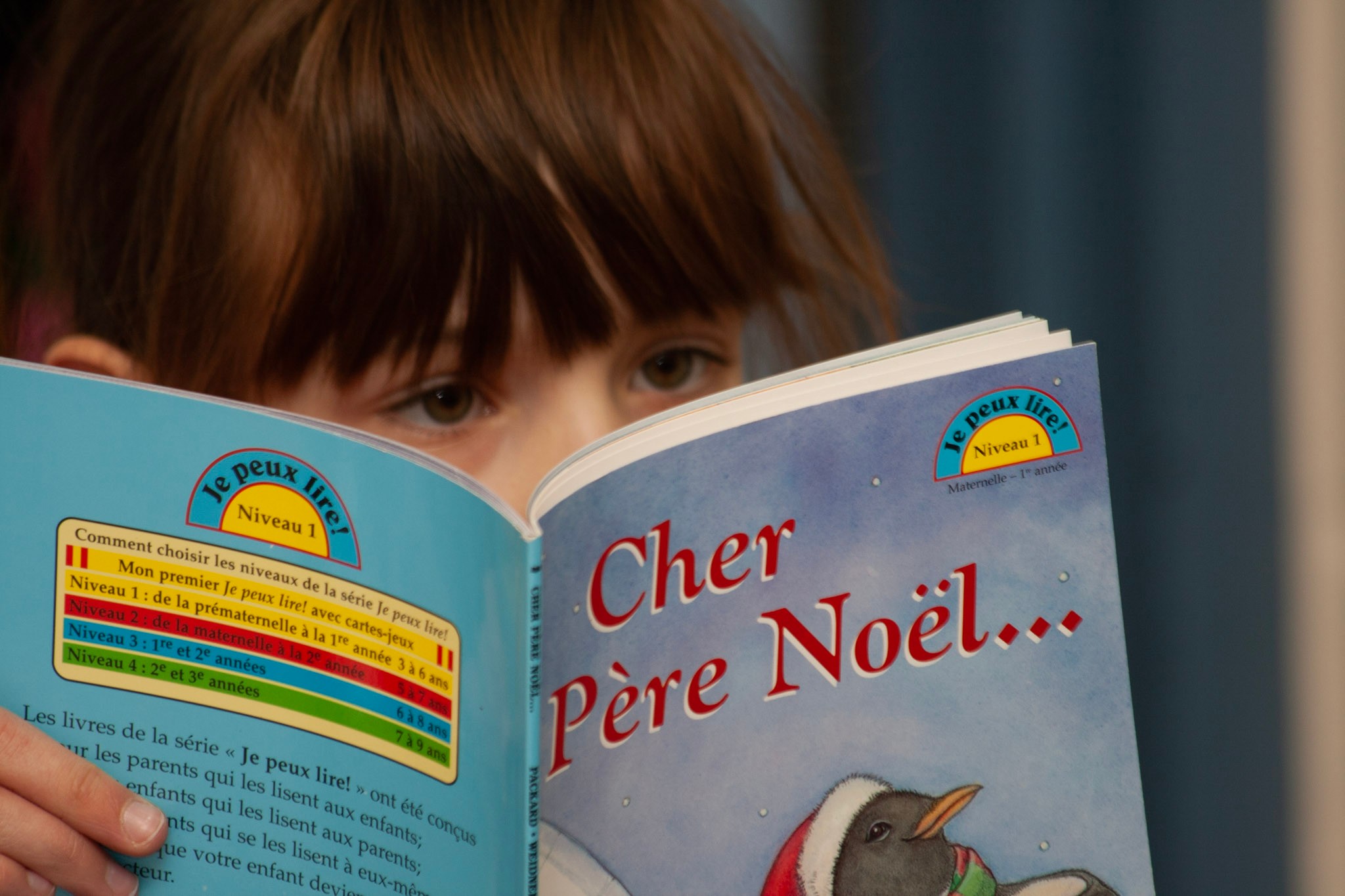 Child reading French